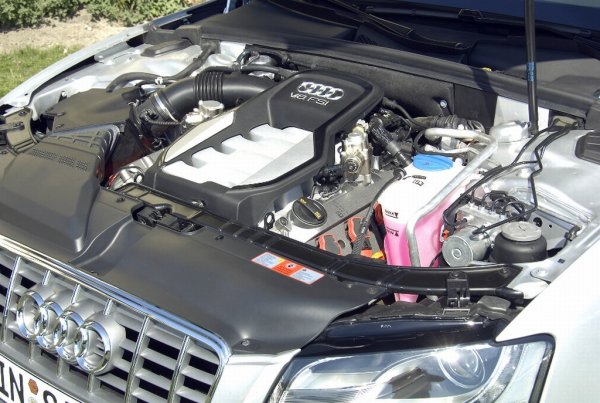 Audi S5, осемцилиндровият двигател на S5 ускорява от 0 до 100 км/ч за 5.1 секунди, в градски условия обаче разходът му е 17.8 л/100 км "по книжка" 