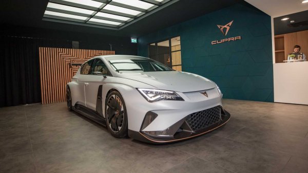 Друг модел на марката, който ще работи изцяло на ток. В Cupra посочват, че e-Racer ще бъде състезателен автомобил, който ще има непрекъсната мощност от 300 кВт, а пиковата може да достигне 500 кВт или 680 конски сили. Освен това електрическият автомобил ще може да ускори от място до 100 км/ч за 3,2 сек, а до 200 км/ч - за 8,2 сек. Максималната му скорост ще бъде 270 км/ч.