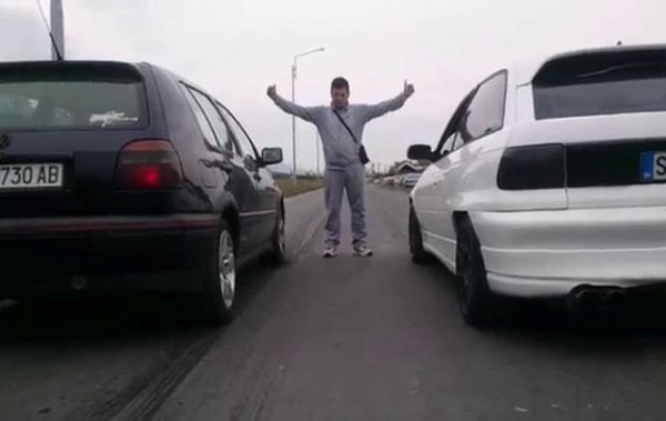 И тук предимството е за малко по-лекия Opel - 7.7 литра на 100 км в комбиниран цикъл, срещу 8.5 литра при Golf. Естествено, това са показатели според самите фирми
