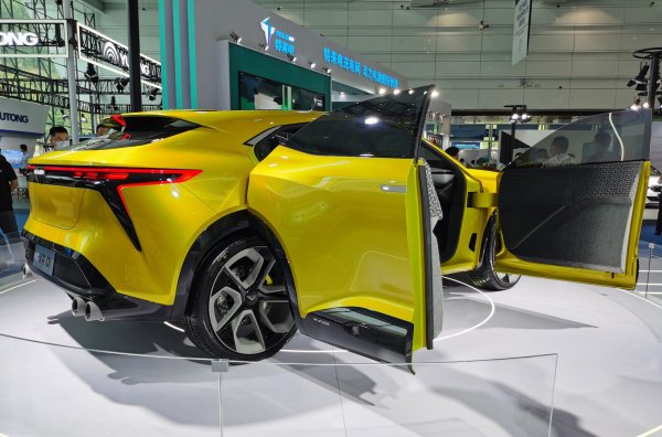 Размерите са дължина 4850 мм, широчина &ndash; 1998 мм и височина - 1566, а разстоянието между осите е 2900 мм.