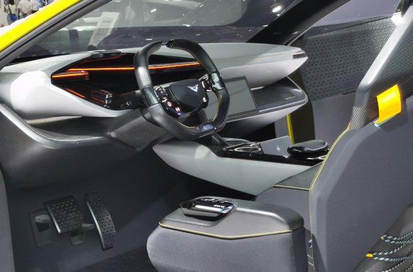 Двата електрически мотора &ndash; по един на ос, произвеждат общо 436 к.с. и 600 Нм. Ускорението от 0 до 100 км/ч става за 5,3 секуди. Максималната скорост и пробегът не са обявени.