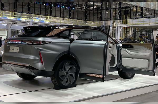 Първата разчита на 2,0-литров бензинов двигател и 8-степенна автоматична скоростна кутия, а вторият е с хибриден агрегат ET-i от SUV VX, чиято мощност е 326 к.с.