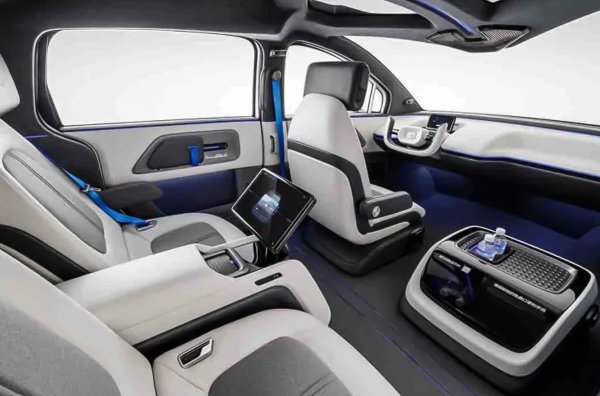 Той имма волан с малък екран, панорамни прозорци, плъзгащи се врати и изобилие от дисплеи. Производителят твърди, че системата за автономно управление е абсолютно безопасна - разполага с 38 сензора и радара, а по време на шофиране автопилотът се държи като водач с двадесетгодишен опит. 