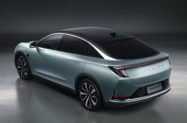 Капацитет на батерията - 67,3, 74,5 или 93,6 кВт/ч, пробег без презареждане - от 525 до 708 км. Седанът &alpha;T няма да получи най-мощната версия. Кросоувърът може да измине с едно зареждане от 480 до 600 км. 