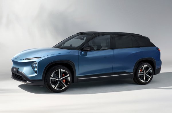 Електрическият кросоувър със задвижване на всички колела има адаптивно въздушно окачване, спирачки Brembo, възможност за създаване на виртуален дисплей с диагонал 201 инча на разстояние 6 метра, акустика с 23 високоговорителя, 33 сензора за автопилот и &bdquo;къмпинг режим&ldquo;, където електронни системи следят циркулацията на въздуха и температурата вътре. 