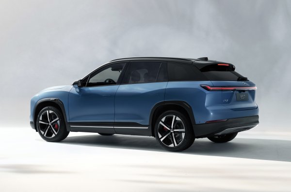 Електрическият мотор произвежда 245 к.с. отпред и 408 к.с- отзад. Съвкупната мощност е 653 к.с. и 850 Нм. Ускорението от 0 до 100 км/ч отнема 3,9 секунди, а максималната скорост е 200 км/ч.  Батерията с капацитет 75, 100 или 150 кВт/ч позволява да изминете 485, 620 или 850 кч с едно зареждане по китайския стандарт CLTC. 