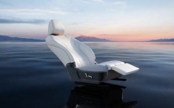 За Китай Ora 5 се предлага и с толкова популярните там "седалки с нулева гравитация" - което на по-прост език означава, че седалката може да се привежда в хоризонтална позиция. 