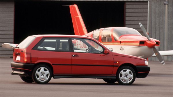 Преведено на нормален език Sedicivalvole ще рече "16 клапана". Той се появява на сцената, когато от Volkswagen вадят Golf GTI MkIII и подобно на предшественика си Ritmo Abarth, много иска да му отнеме статута на законодател в сегмента.

"Горещото" Tipo заема от Lancia Thema двулитров двигател със 149 конски сили и 173 Нм. И подобно на Ritmo, отново успява да е по-бърз от Golf GTI, с максималната си скорост от 210 км/ч.