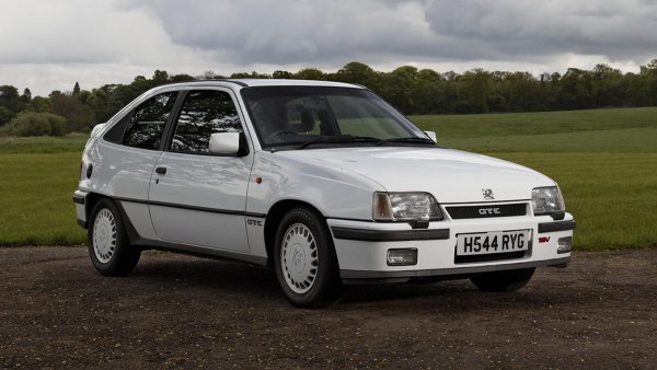 Както всички много добре знаем, Opel се продава във Великобритания с марката Vauxhall. И именно британският филиал на германците успява да направи една от най-дивите модификации на Astra.

GTE 16V е с двулитров, 16-клапанов двигател, умело пипнат от специалистите на Cosworth: ковани бутала, кухи валове и превъзходна всмукателна система водят до мощност от над 150 конски сили. Някои ентусиасти успели да "донадуят" машините си до почти 250 "коня". Мечта за родната полиция...