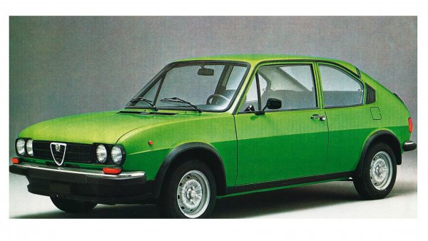 Alfasud има лошата слава на една от най-бързо ръждясващите коли презз 70-те години на миналия век. Много преди Opel да отнеме тази титла. Машината е плод на правителствена инициатива, която искала да развие автопроизводството в по-бедните южни райони на Италия.

Въпреки компромисите с качеството, моделът бил доста атрактивен, с предно разположен компактен боксер двигател, дискови спирачки и повишена до 68 конски сили мощност на 1,2-литровия двигател. Плюс 4 халогенни фара, специални колела и спойлер.