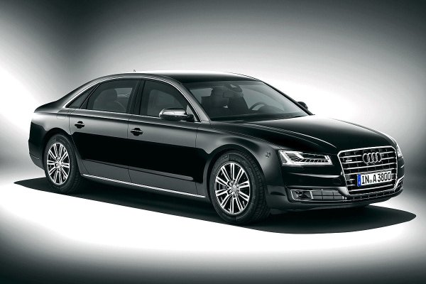 Моделът е познат като един от най-изтъчнечените в луксозния клас.  Колата на Мърфи е снабдена с 4,2-литров V8 двигател, осигуряващ 372 конски сили. Ускорява до 100 км/ч за 5,8 секунди.  Автомобилът на звездата е черен.
