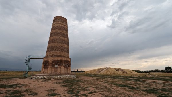 Кулата Бурана - една от малкото археологически забележителности в Киргизстан. Някога е била двойно по-висока