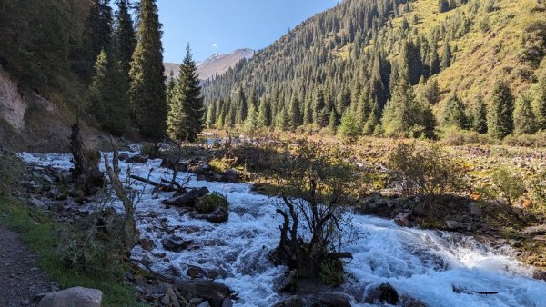 Водното богатство на Киргизстан е впечатляващо. Един хидролог нарече страната "водната кула на Средна Азия"