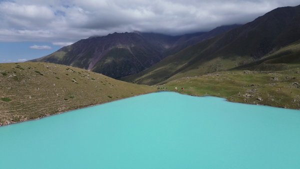 Необикновеният цвят на водите се дължи на варовиковия прах и на подводните течения