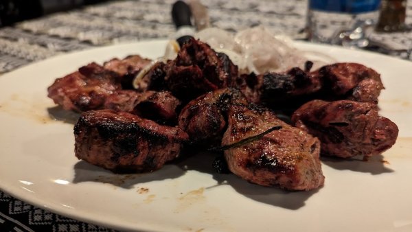 Агнешки шашлик. Овнешкото и телешкото доминират в менюто, на много места ще ви предложат и конско