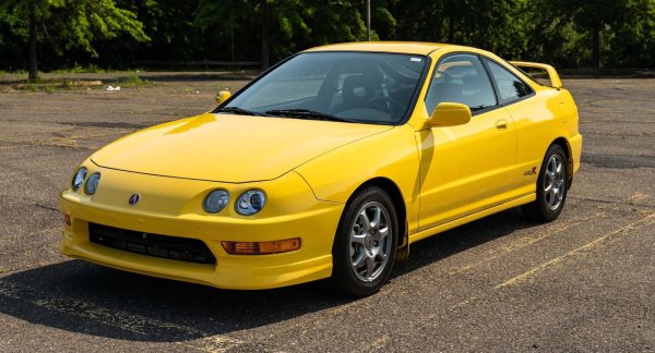 Мнозина определят Acura Integra Type R като Porsche за обикновените хора. Тя се задвижва се от мотор VTEC B18C със 197 к.с., който е един от най-забележителните атмосферни двигатели, създавана някога. Проблемът е, че такава Integra в добро състояние и с малък пробег струва колкото Porsche. 