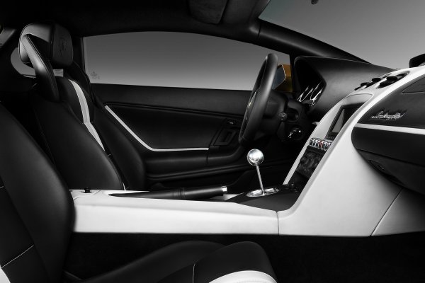 На пазара на употребявани автомобили има няколко предложения с V10 двигател и задвижване на четирите колела на цена от 140 000-150 000 долара. Разбира се, феновете на Ferrari няма да приемат подобна идея, но пък колата е страхотна.
