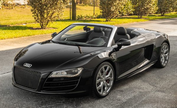 Има обаче и друга германска суперкола със средно разположение на V10 двигателя и ръчна скоростна кутия. Това е Audi R8, което във версията Spyder от 2012 г. може и да не е толкова бързо на "Северната дъга", но пък също изглежда забележително. 