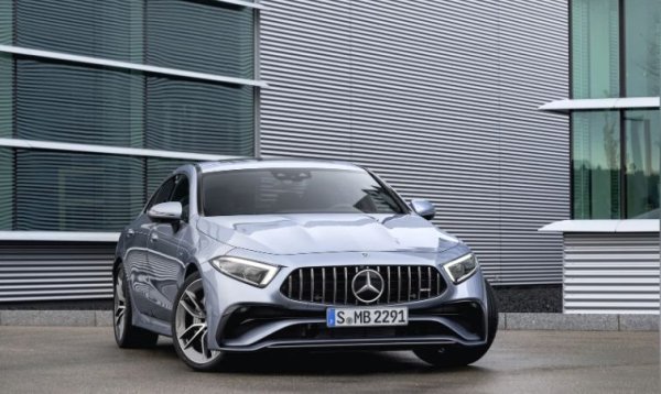 Причината за това е новият лифтбек Mercedes-AMG GT с пет врати с индекс X290, който е изграден на същата платформа като CLS. Продажбите му започнаха няколко месеца след дебюта на сродния модел CLS, като компанията реши да запази всички наистина спортни версии специално за него. В резултат на това CLS, който загуби предишната си харизма, стана жертва на вътрешна кокуренция - от два подобни модела купувачите по-често избираха AMG GT. 