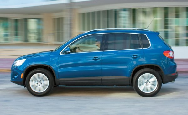 За много купувачи именно това са идеалните автомобили, тъй като те отговарят на почти всички изисквания. Тези кросоувъри са вместителни, динамични, проходими и сравнително достъпни. Едва след това идва надеждността, която може да бъде проблем, както е в случая с един от лидерите в сегмента Volkswagen Tiguan.

Всъщност, при него проблемът беше в самото начало, като засягаше основно роботизираната скоростна кутия DSG. Това се отнася за по-старите версии, където ядовете за собственика започват още при 60 000 км пробег. Много малко кутии оцеляват без ремонт до 100 000 км. Най-често се срещат износване на дисковете и повреда на мехатроника. След 2012 година проблемите бяха разрешени.