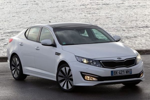 Двата корейски модела нахлуха в този сегмент благодарение на впечатляващия си дизайн и богато оборудване. За голяма съжаление на производителя им, тези два седана също пострадаха от проблемите на бензиновите двигатели 2.0 и 2.4. Техните основни болежки са опасност от прегряване, както и повишен разход на масло. Стига се и до задиране на стените на цилиндрите. Големият проблем е, че конкурентите в този клас са сравнително надеждни и съответно отмъкват основната част от клиентите, търсещи такива автомобили.