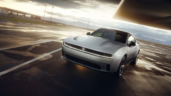 Емблематичният Dodge Charger претърпява радикална трансформация, превръщайки се в електрически muscle car. Новият Charger ще бъде оборудван с два мотора и задвижване на четирите колела и ще произвежда 670 к.с. 

Предизвикателството е да се запази имиджът на Charger на muscle-car, докато марката се движи към чисто електрическо бъдеще.
