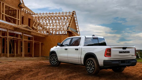 Ram 1500 Ramcharger е проектиран да преодолее пропастта между традиционните камиони, задвижвани с ДВГ, и новата ера на електрическите превозни средства. Комбинирайки предимствата на електрическите превозни средства с издръжливостта на двигателя с вътрешно горене, Ramcharger има за цел да отговори на нуждите на купувачите на пикапи, които дават приоритет на капацитета и надеждността.
