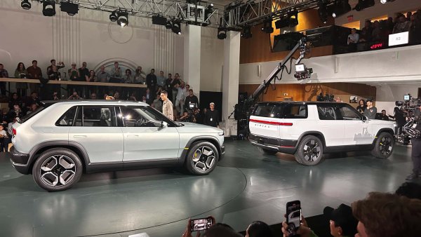 За любителите на хечбека Rivian R3 и R3X предлагат интересни перспективи. Комбинирайки отличителния дизайн на Rivian с компактни и практични размери, тези модели обещават да предоставят впечатляващ обхват, производителност и достъпност.
