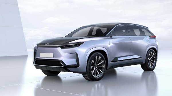 Toyota е готова да навлезе на пазара на EV с триредов електрически SUV. Потенциално наречено Highlander EV, превозното средство ще се отличава с издръжливостта и надеждността, с които Toyota е известна, и ще се хареса както на семейства, така и на тези, които търсят приключения извън пътя.
