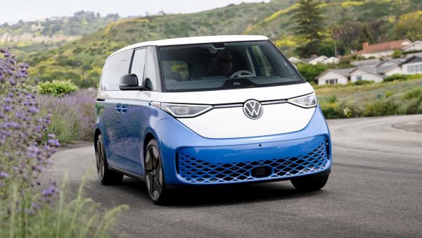 Volkswagen ID. Buzz трябва дса привнесе нотка носталгия на пазара EV. Този практичен и насоченв към семейството миниван прави фурор със своя уникален дизайн и просторен салон, като запърва една от празнините на пазара на електрически превозни средства.
