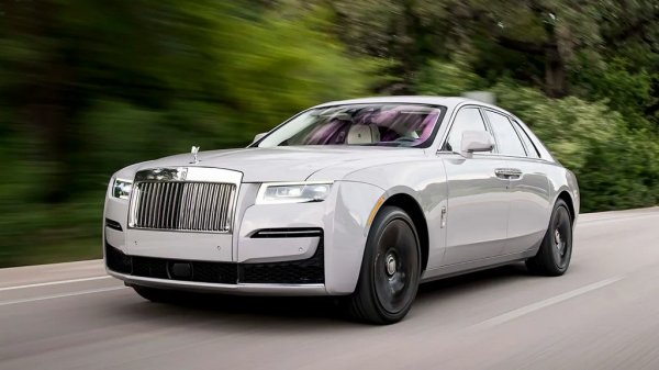 Цена:  340 000 евро
При Rolls-Royce, както вероятно добре знаете, няма такива неща като ценови листи. Условната стартова цена за Ghost, най-"достъпния" модел на британската аристократична марка, е около 340,000 евро. Но нито един клиент досега не си е поръчвал базов Rolls. 
