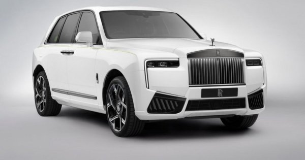 Цена:  428 000 евро
В началото на лятото Rolls-Royce обнови своя SUV модел - достатъчен аргумент да повиши малко и цените. Обикновеният Cullinan вече стартира от над 350 000 евро, а Black Badge версията тръгва от 428 000 евро. Средната продажна цена на модела през годината е била над 550 000, казаха ни от компанията. 
