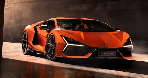 Цена:  542 000 евро
Наследникът на Aventador бе представен официално миналото лято, а през тази година са факт и първите две регистрации в България. Стартовата цена тук уверено надхвърля 1 милион лева. Комбинацията от V12 и електромотор дава обща мощност от 1015 конски сили. 
