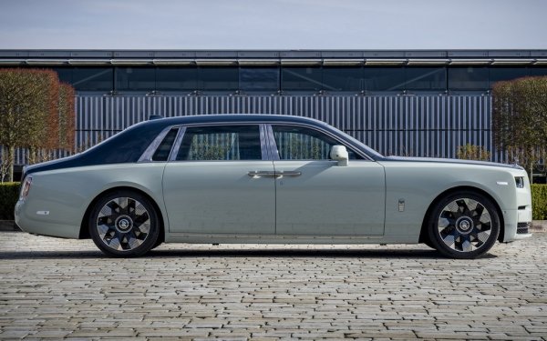 Цена:  670 000 евро
Cullinan може и да е най-доходният модел на Rolls-Royce в последните години, но именно Phantom си остава върховният монарх в гамата на най-престижната автомобилна компания. Тук не се говори за пролетарски неща като стартова цена. Но е много трудно да си купите Phantom дълга база за по-малко от 670,000 евро. И много лесно с различни добавки да докарате цената до над милион. 

