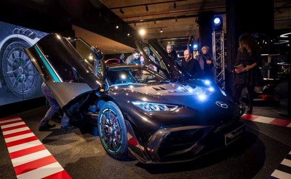 Цена:  2 500 000 евро
С технологии от F1, 1063 конски сили и най-умопомрачителната цена за нов Mercedes в историята, тази кола предизвика колосален интерес - компанията получи четири пъти повече поръчки от планираните за производство 275 бройки. Но от AMG категорично отказаха да увеличат производството. Четири от тези 275 са вече в България, макар и да не са регистрирани в Пътна полиция, разбира се. 
