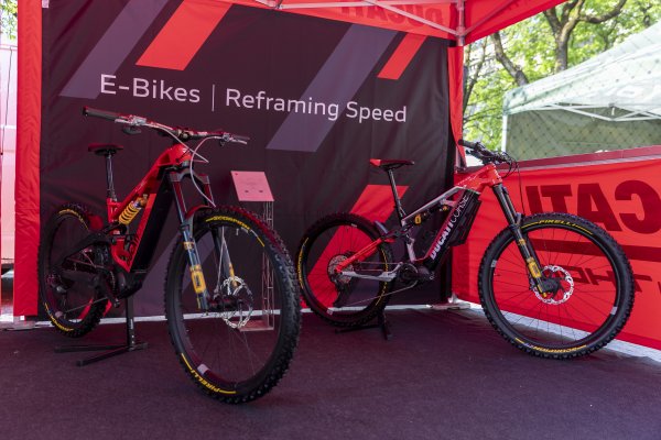 Powerstage RR е е-ендуро от висок клас от компанията Borgo Panigale. Рамката от въглеродни влакна Thok UD е разработена от Ducati. Задният триъгълник с асиметричен дизайн подобрява реактивността и сцеплението на велосипеда върху трудни повърхности. Алуминиевото кормило с диаметър 35 мм е комбинирано с кормилото Renthal Carbon с ширина 800 мм. 

Седлото е Fizik Alpaca Tool Carrier. Въздушната вилка &Ouml;hlins RXF38 m.2 с 38 мм опори има ход от 180 мм, докато системата с въздушна пружина с двойно бутало позволява пълно и бързо регулиране на отскока и компресия. Пружинният амортисьор &Ouml;hlins m.2 с ход от 170 мм се характеризира с TTX технология и е регулируем както при отскок, така и при компресия. Powerstage RR е оборудван с решението Mullet, с 29" предно колело и 27,5" задно колело. Ценовата листа на Powerstage RR започва от 11 990 евро.
