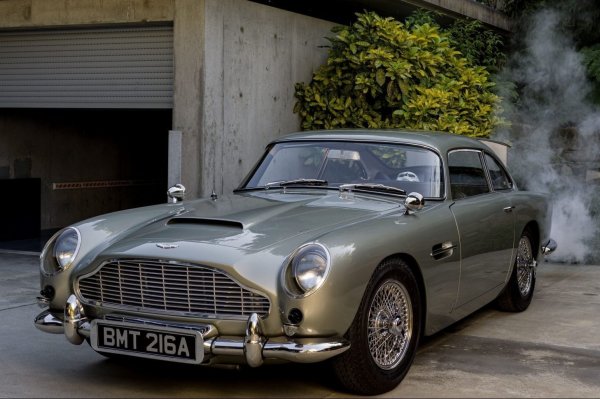 Този автомобил е клонинг на Aston Martin DB5, който се снима във фирма Голдфингър" с Шон Конъри през 1964 година. Любопитното е, че той няма двигател, но въпреки това беше продаден за 201 007 долара на аукциона Bring a Trailer. Машината е оборудвана с всевъзможни шпионски джаджи, който агент Q измисля за третия филм на Джеймс Бонд.