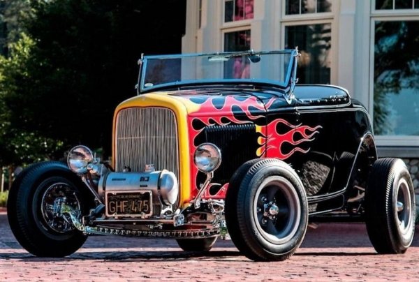 На аукциона Mecum в САЩ е изложен уникалният роудстър Ford McMullen от 1932 година. Роудстърът е най-култовият хот-род в историята на САЩ, като неговият "огнен дизайн" е разработен от легендарния Ед Рот, който наричат Салвадор Дали на автомобилната живопис. 

Колата се появява на корицата на списанията Hot Rod, Street Rodder и Popular Hot Rodding. Хот-родът участва в редица фирми и шоу-програми, като се появява дори на обложката на албум на групата Beach Boys.