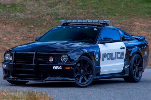 Аукционната къща Mecum изложи на търг The Eddie Vannoy Collection 2020, в която влиза уникален автомобил - фастбекът Saleen S281E. Той е идентичен с персонажа Barricade от филма "Трансформърс". Спортната кола не се е снимала в киното, но участва в PR-мероприятия, организирана в чест на филма. Нейният пробег е 7500 км.