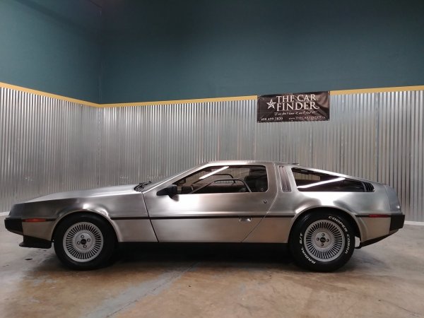 Автомобилът DeLorean DMC-12 придобива култов статус след появата на трилогията "Завръщане в бъдещето". В началото на 80-те години са произведени 9000 такива автомобила, като един от тях е изложен на търг от аукциона Bring a Trailer. Съобщава се, че този DeLorean DMC-12 от 1981 година е изминал едва 7000 км, като е престоял 25 години в гараж във Флорида.