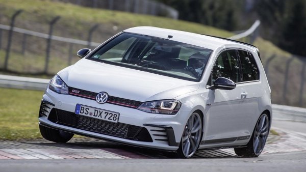 Volkswagen ни напомня колко бърз бе техния хечбек със специална настройка на окачването, предназначена за каране на "Ринга". Този GTI става първият автомобил с предно предаване, който прави обиколка за по-малко от 7 минути и 55 секунди и по-точно за 7 минути 49.21 секунди. Малко по-късно от Honda подобряват това постижение със Civic Type R.