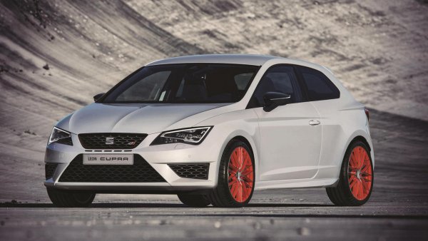 Seat Leon е първата серийна кола с предно предаване, която успява да преодолее Нюрбургринг за под 8 минути. Което е повод за гордата табела Sub8. Машината е с олекотени джанти и по-яки спирачки, а климатикът и аудиосистемата изчезват от оборудването, за да се намали още теглото.