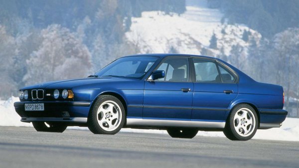 В наши дни суперседаните имат по презумпция различни режими за твърдостта на окачването, кормилно управление с варираща твърдост и многобройни настройки за масажиращата функция на седалката. През 90-те години на миналия век, обаче, животът е бил доста по-семпъл, включително и за суперседаните. И може да си представите колко готино е било BMW да добави пакет Nurburgring за E34 M5, който да включва здрава стабилизираща щанга, по-широки колела, окачване, което променя твърдостта си с натискане на бутон и волан, който променя твърдостта си при нарастването на скоростта.