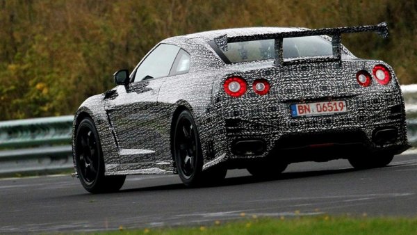 Ако Nissan GT-R не ви се струва достатъчно екстремен, може да заложите на Nismo. А ако дори и това не ви се стори достатъчно, през 2015 година от Nissan предлагат пакет N Attack. Последният предлага нещата, които позволяват на GT-R да обиколи Нюрбургринг за 7 минути и 8.679 секунди и по-точно: уникално окачване, фиксирано карбоново крило, карбонов преден сплитер и спортни седалки. Но не предлага таланта, нужен да прекараш 1700-килограмовот плато от екзотично суши през най-страшната писта на света, с време, по-добро от това на Pagani Zonda F.