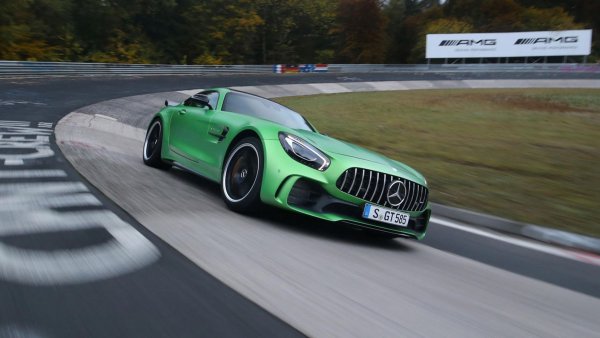 GT Black Series е настоящият "Крал на Нюрбургринг" с времето си от 6 минути 43.616 секунди, но и оригиналният GT R е имал моментите си на слава като владетел на трасето. Той е наричан "Звярът на Зеления ад" не заради зловещата си окраска, а защото е държал рекорда за заднозадвижван автомобил със 7 минути и 10.9 секунди. А сега, с Black Series трябва да дадете двойно повече пари, за да обиколите пистата с 28 секунди по-бързо...