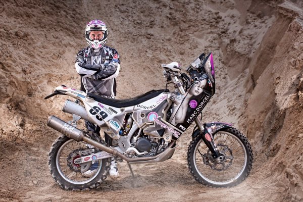 Дакар 2011 - Порнозвездата Ана Полина краси мотора на каращият с култовия №69 френски мотоциклетист Юго Пайен