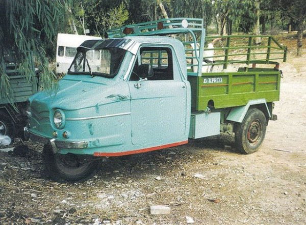 И още една класика в конструкцията на триколки - моторизираният пикап Pan-Car (1968 г.). Компанията Pan-Car (според инициалите на собственика Панайотис Карависопулос) съществува от 1968 до 1994 г. и освен селскостопански триколки, произвежда и плажни бъгита.
