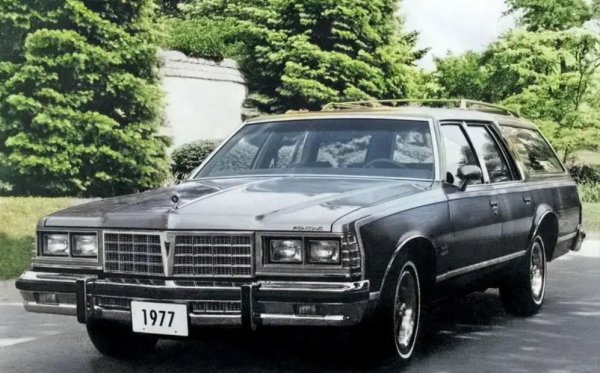Grand Safari е огромно комби, произвеждано в две поколения през по-голямата част от 70-те години. Достига най-дългата си форма в средата на десетилетието &ndash; 5875 мм.

Това в крайна сметка се приема за малко прекалено. Второто Grand Safari, представено през моделната 1977 година, е значително по-късо.
