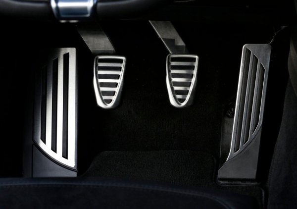 Нито един производител не иска проблем да засегне спирачките му, но историята на Giulia включва две спирачни повреди. Първата беше свързан с повреда на антиблокиращата спирачна система. В моделите Giulia от 2020 и 2021 година силното спиране можеше да отдели хидравличния контролен блок на системата ABS. 

Това би довело до намалена спирачна мощност и пълна загуба на антиблокираща система за спиране. Определено не е нещо, което искате, когато трябва да направите аварийна спиране. Сервизната акция от 2021 година позволи на собствениците на Alfa Romeo Giulia да сменят HCU безплатно.
