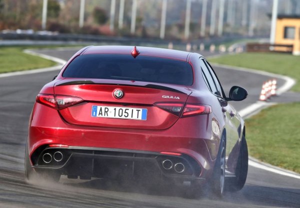 Вторият проблем със спирачките, който измъчваше Giulia от 2020, беше още по-опасен. Задните спирачни дискове при тези модели Giulia бяха склонни да се разпадат, причинявайки внезапна и пълна загуба на спирачна мощност. Наложи се сервизна акция за безплатна смяна на спирачния диск и накладките за всички засегнати модели.
